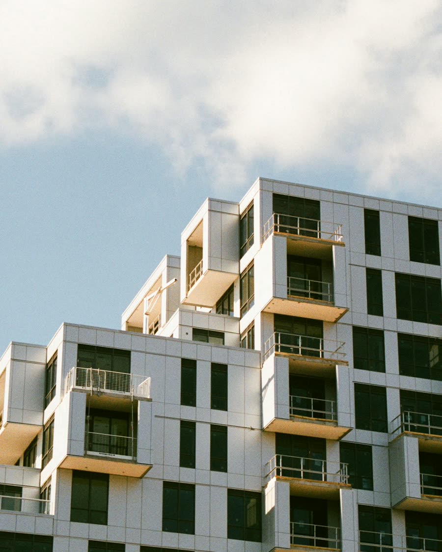 Edifício residencial moderno com varandas